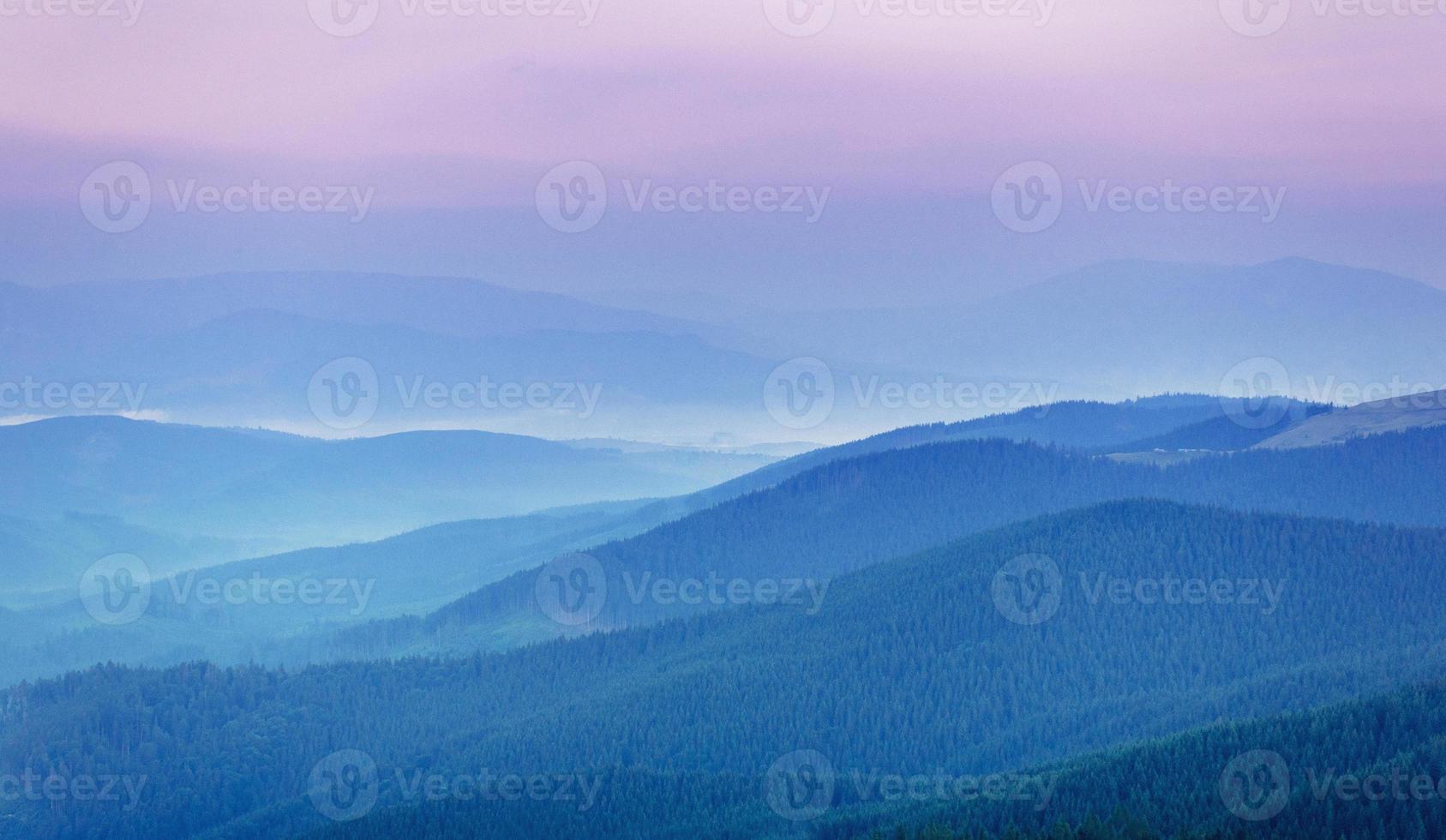 fantastisk solnedgång i bergen i Ukraina. foto