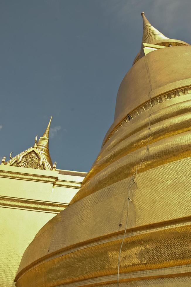 gyllene stupa och blå himmel i bangkok thailand foto