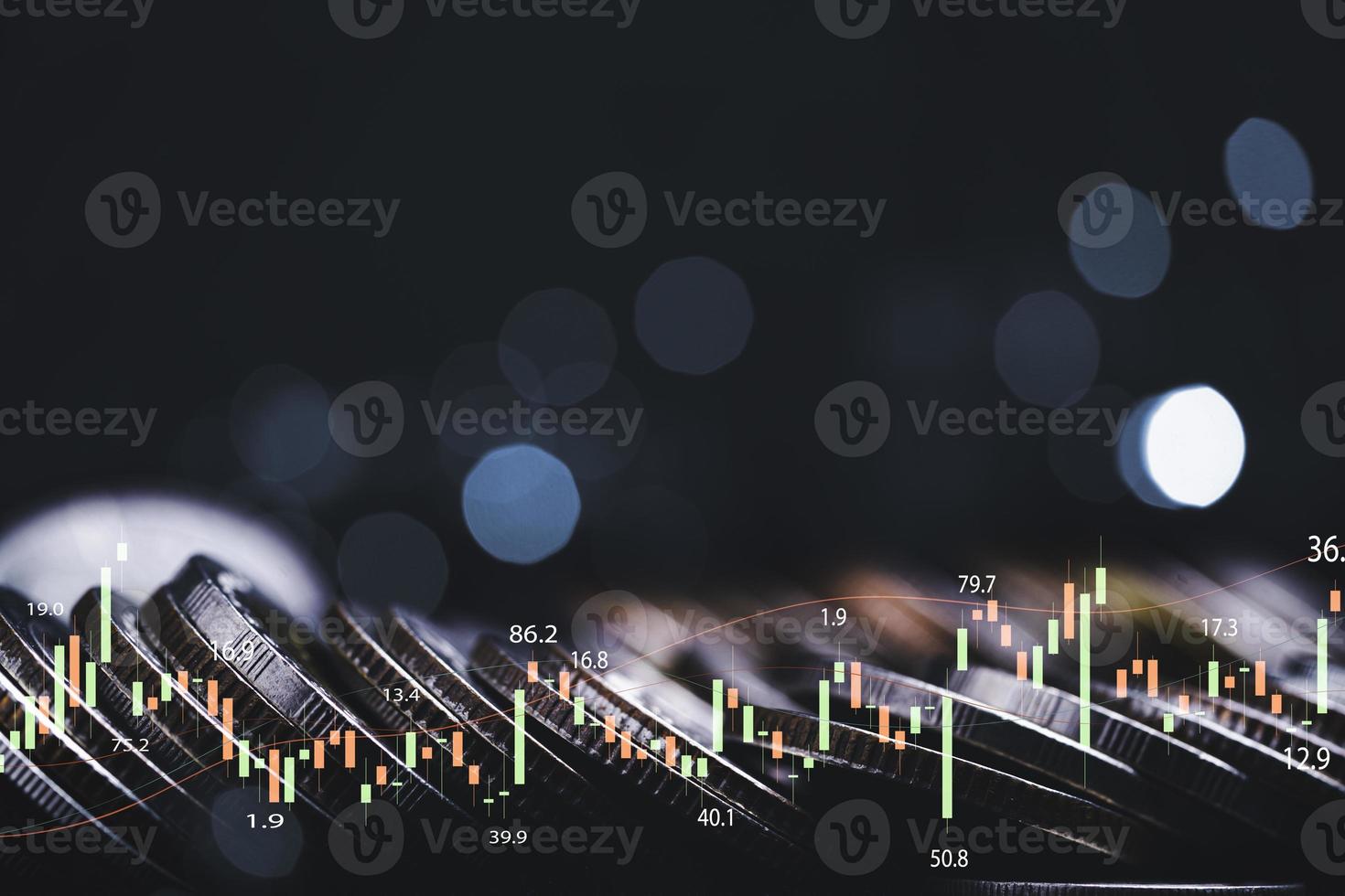 mynt stapling med tekniska aktiemarknaden graf för handlare investerare analys koncept. foto