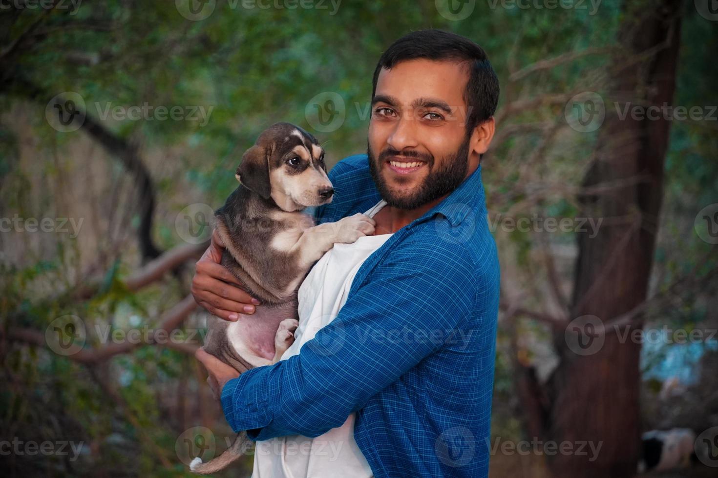 man med indisk gatuhund foto