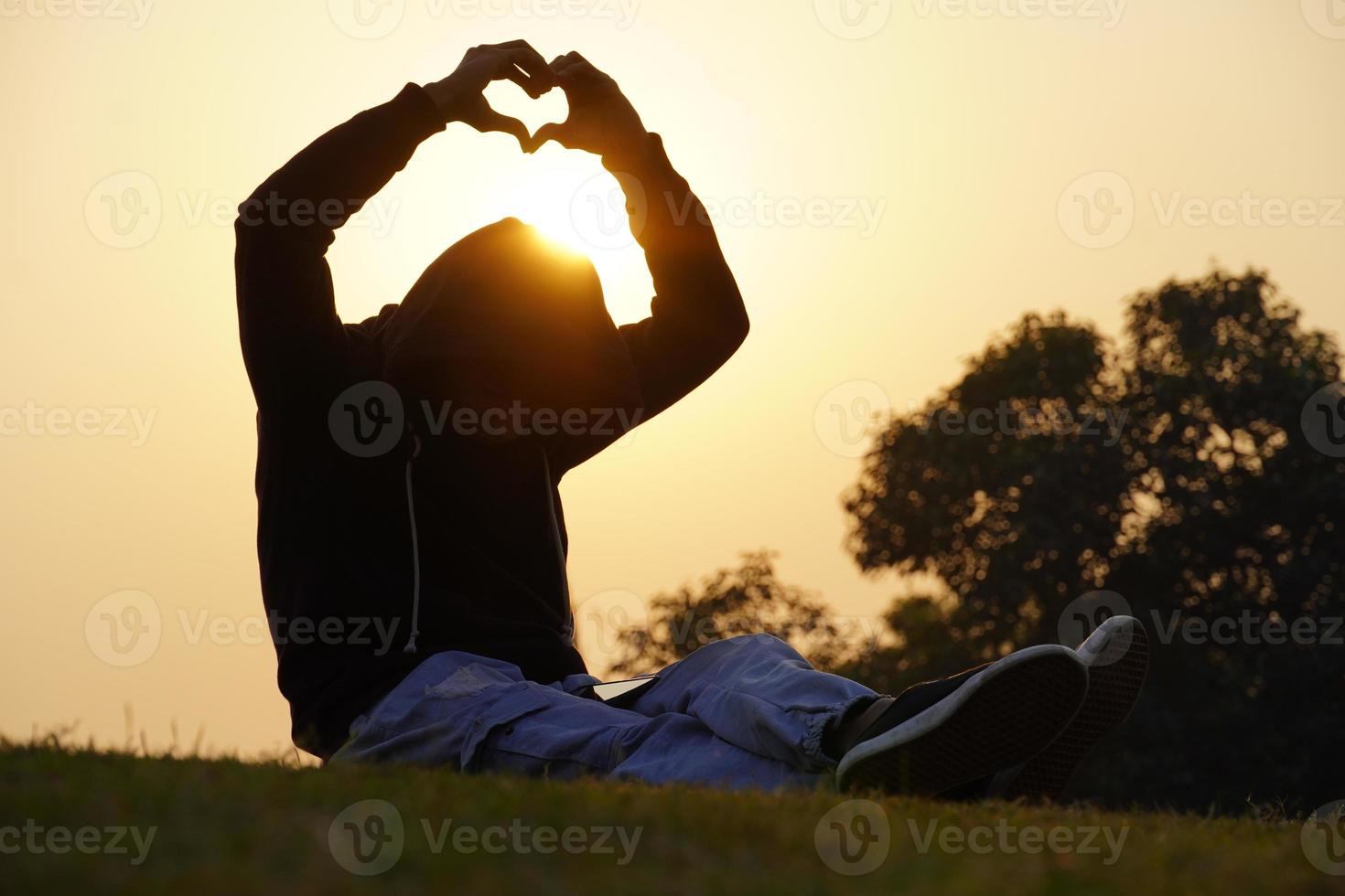 pojke ger hjärtsymbol form med händer. foto