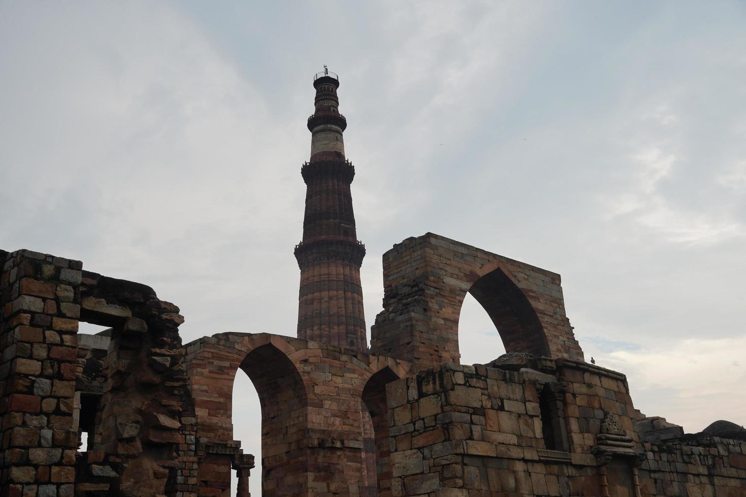 vy av qutub minar- qutab minar road, delhi bild foto