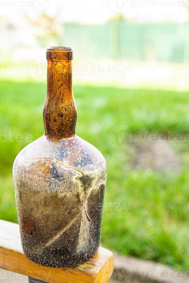 vintage flaska, glasflaska för vin tomma smutsiga köksartiklar foto