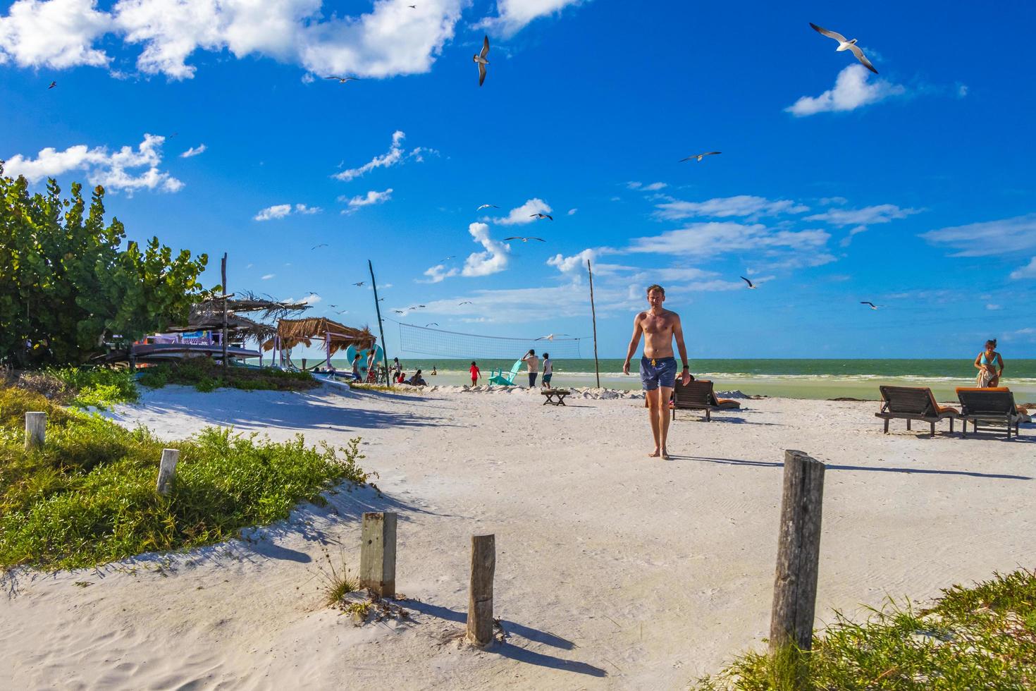 holbox mexico 22. december 2021 vackra holbox island beach sandbank panorama palapa solstolar mexico. foto