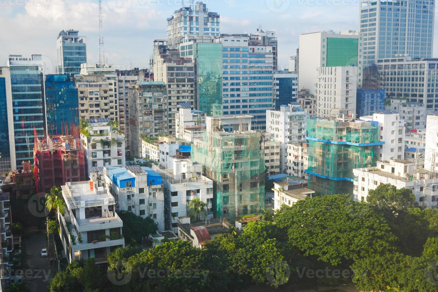 hög vinkel vy av dhaka stadens bostäder och finansiella byggnader på solig dag foto