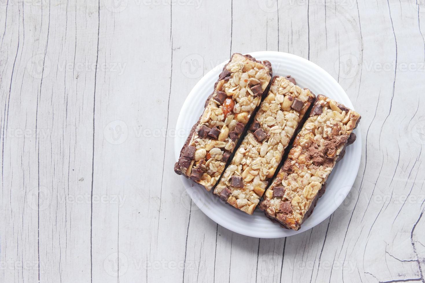 mandel- och havreproteinbars på bordet. foto