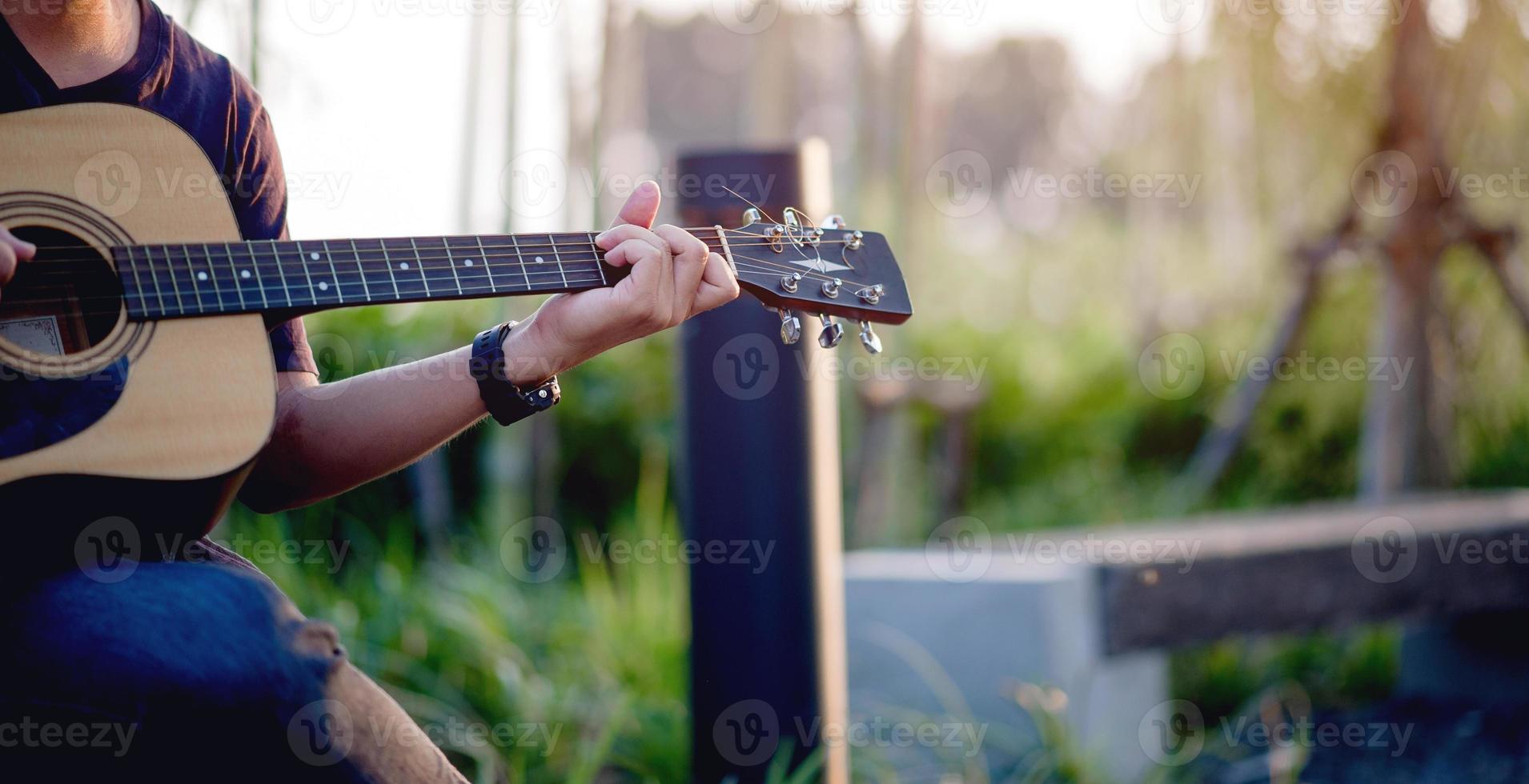 händer och gitarrer av gitarrister som spelar gitarr koncept, musikinstrument foto