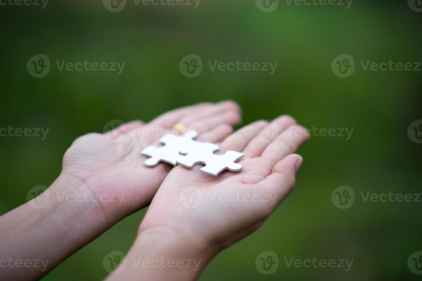 händer och pussel, viktiga delar av lagarbete lagarbete koncept foto