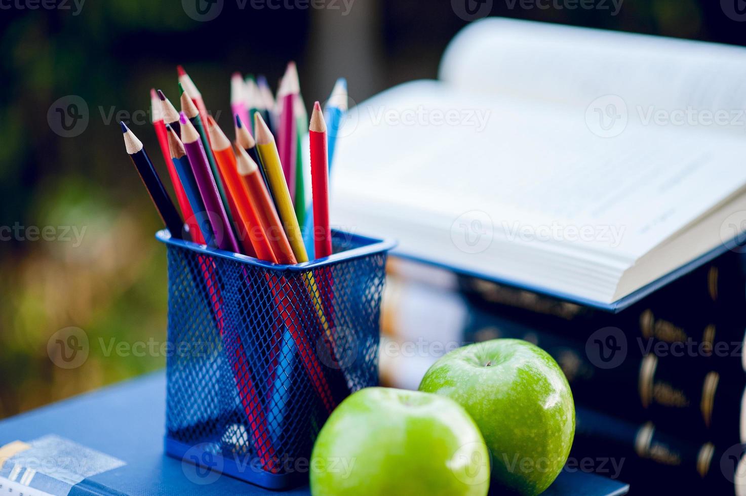 pedagogisk utrustning, styrelser och böcker utbildning koncept med kopia utrymme foto