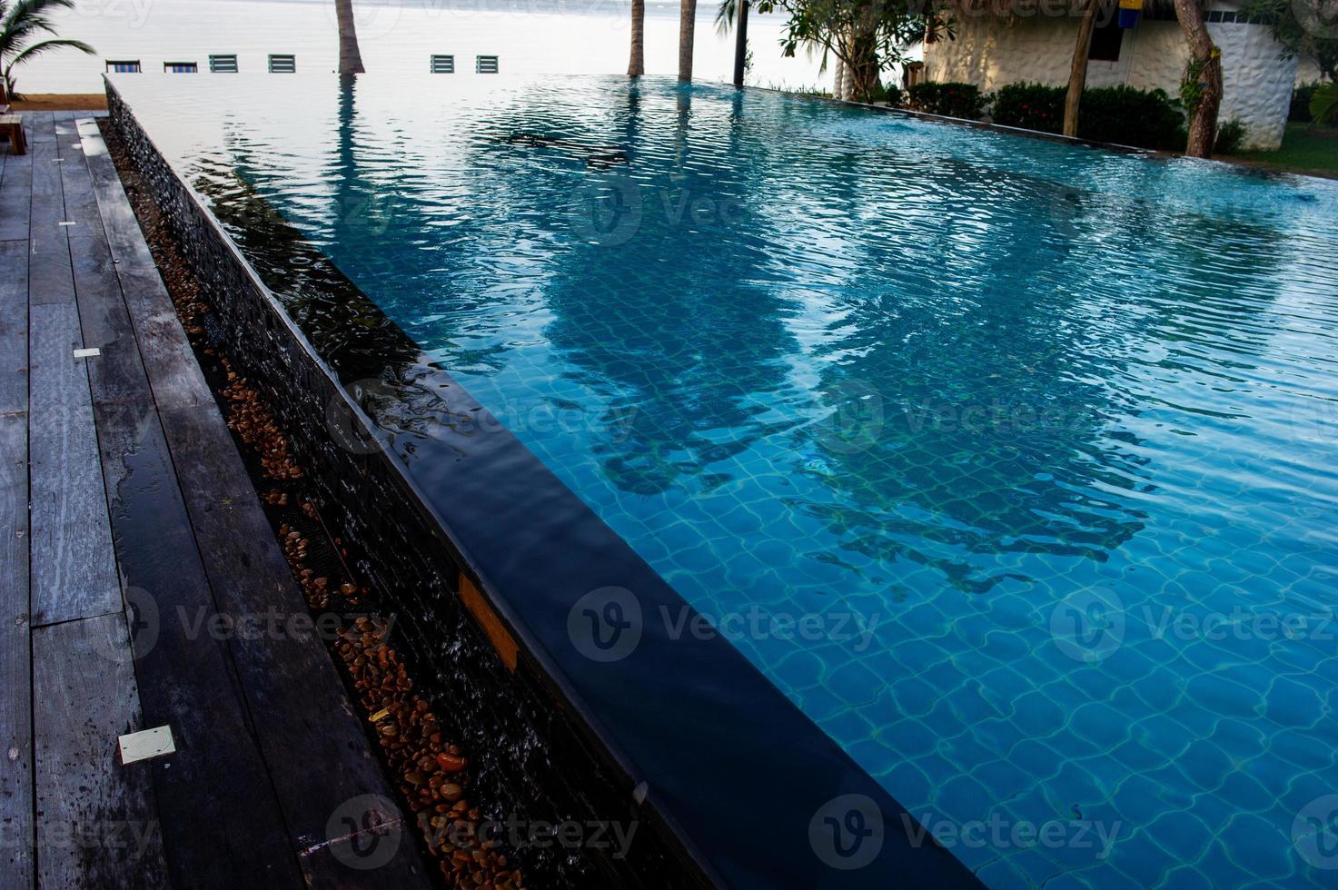 den vackra poolen vid havet är för turister som gillar att bada. foto