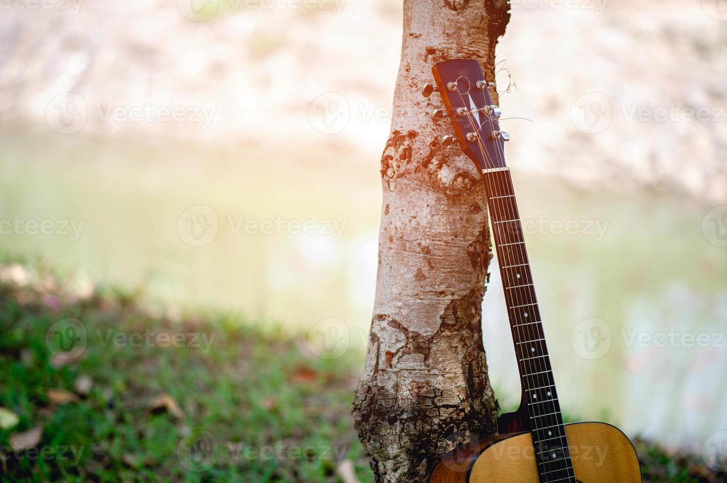 akustisk gitarr, ett mycket välljudande instrument musikinstrumentkoncept foto