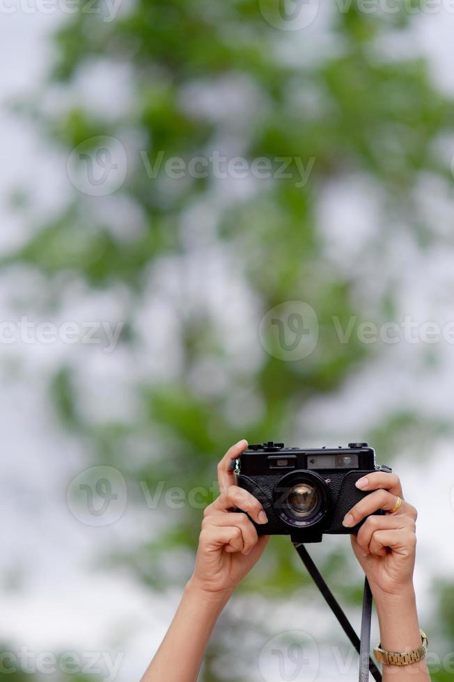 kvinna och kamera kvinnliga fotografer fotograferar glatt. resekoncept foto