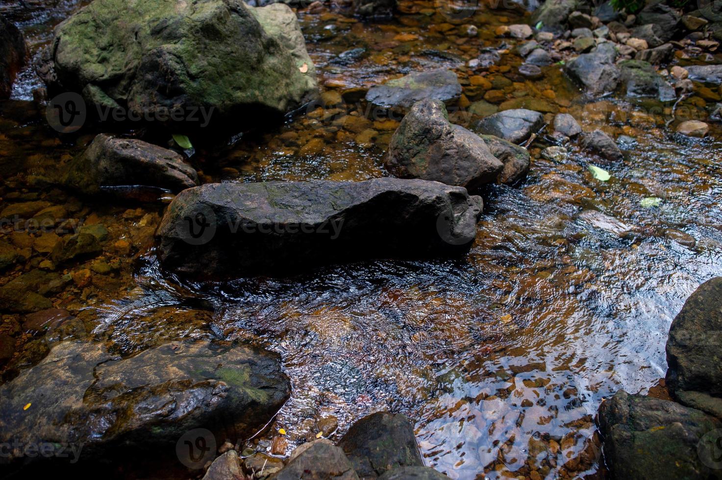 naturligt vattenfall, skuldra flod, genom toppen av berget foto