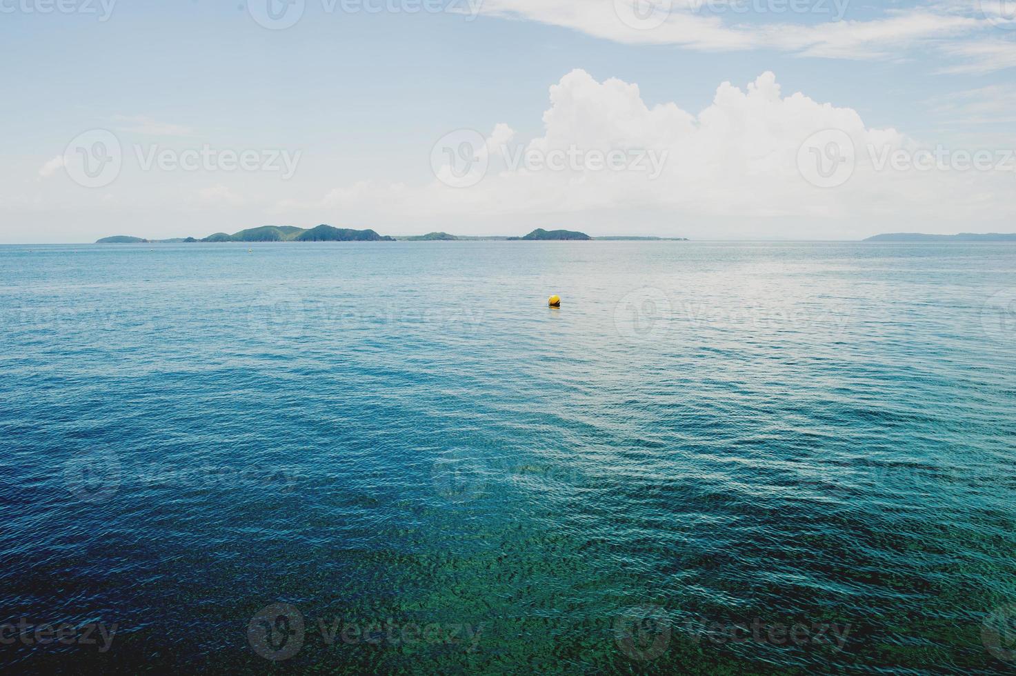 havet och den vackra blå himlen foto