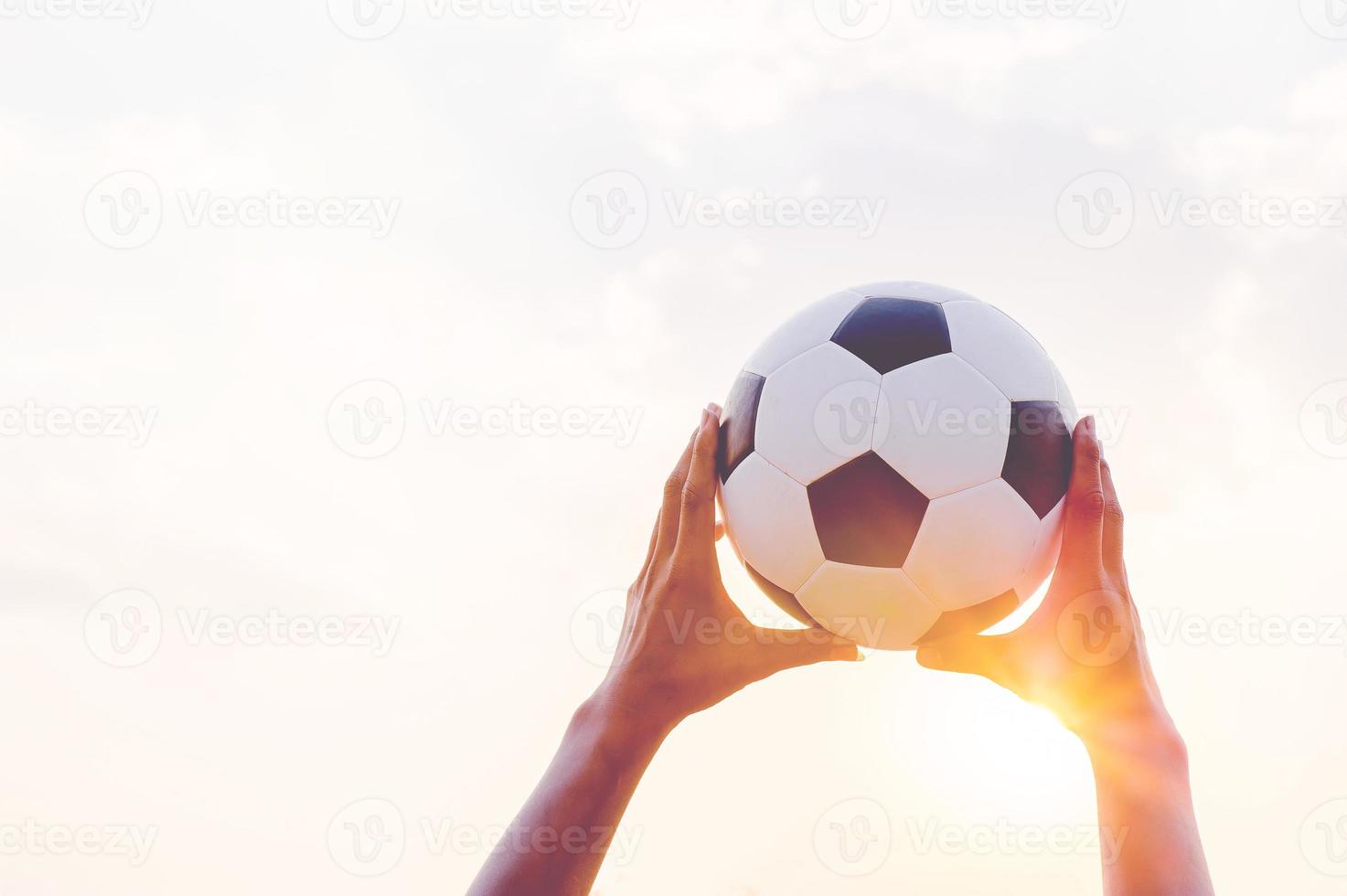 den beskurna bilden av sportspelare som fångar bollen och fotbollsplanen. sport-bild koncept. foto