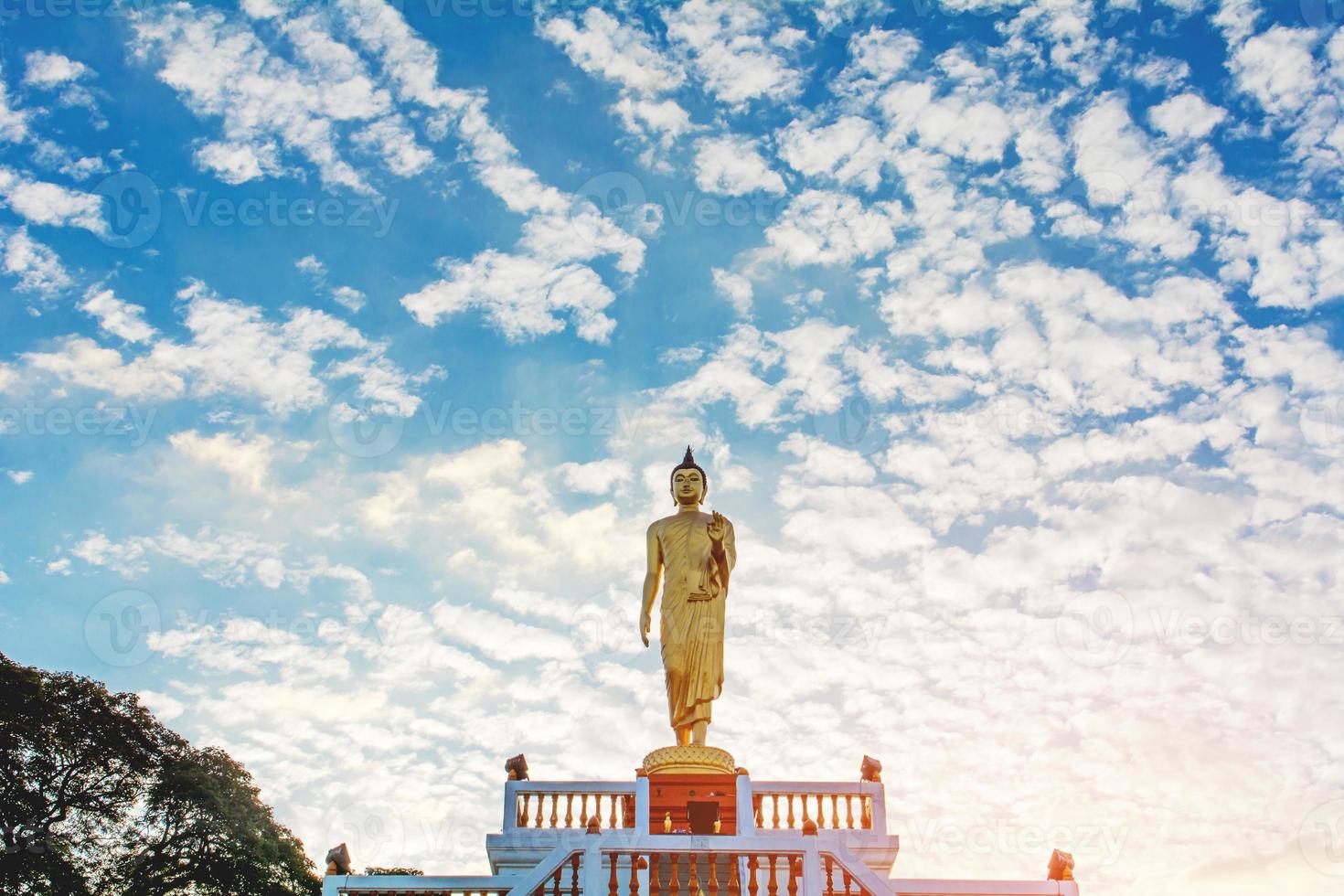 stående buddhabild och den blå himlen, religiösa begrepp foto