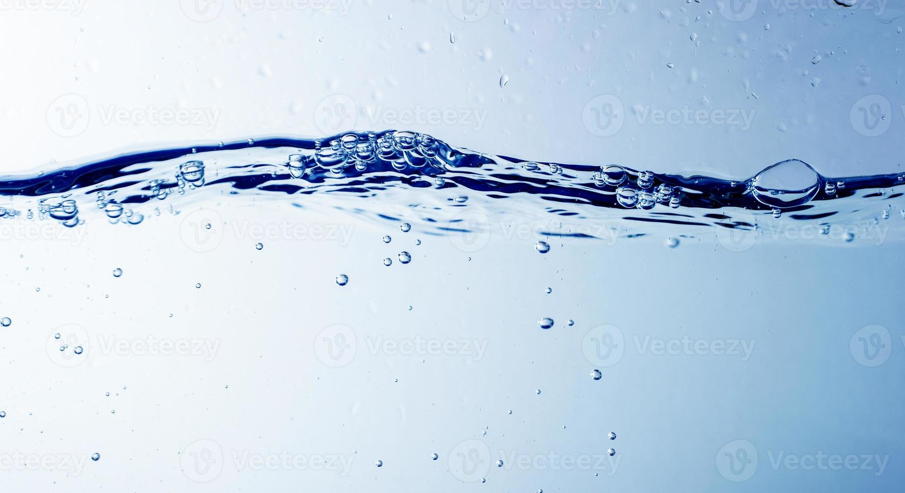 vatten och bubblor på blå vatten bakgrunden foto