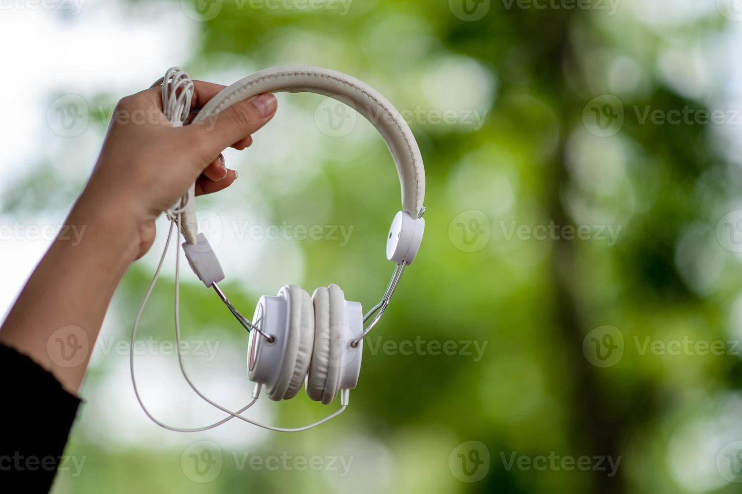 hand- och vita hörlurar, enheter för att lyssna på musik på en daglig basis musik och musikkoncept foto