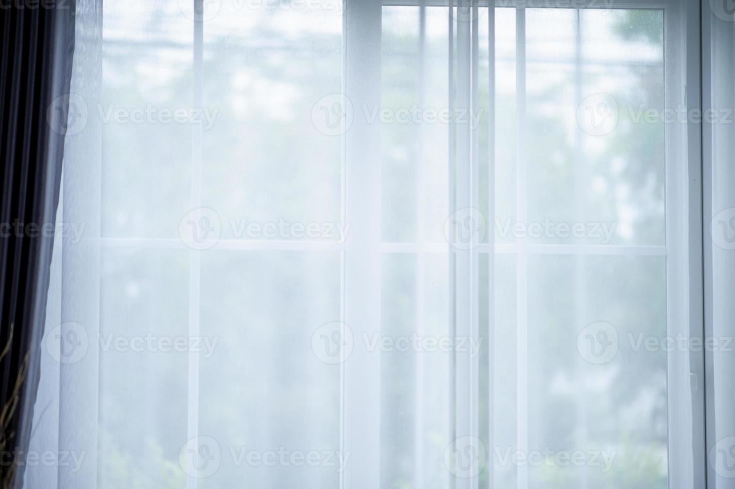 gardiner och färgglada fönster i morgonen hem och trädgård koncept foto