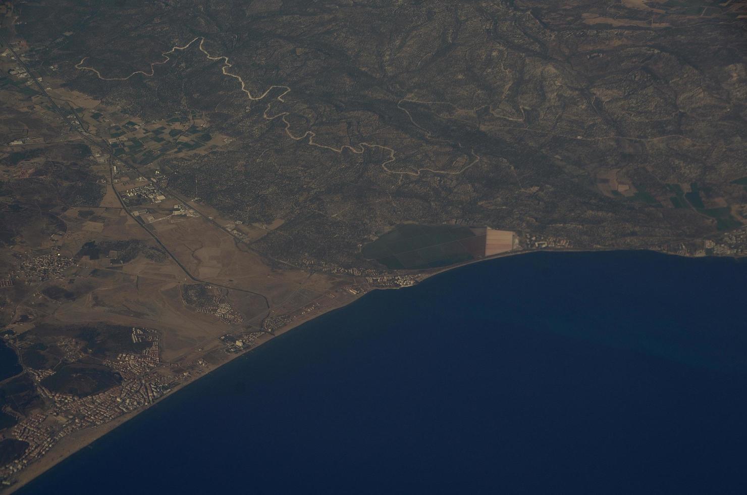 kustlinje vid havet under en flygning foto