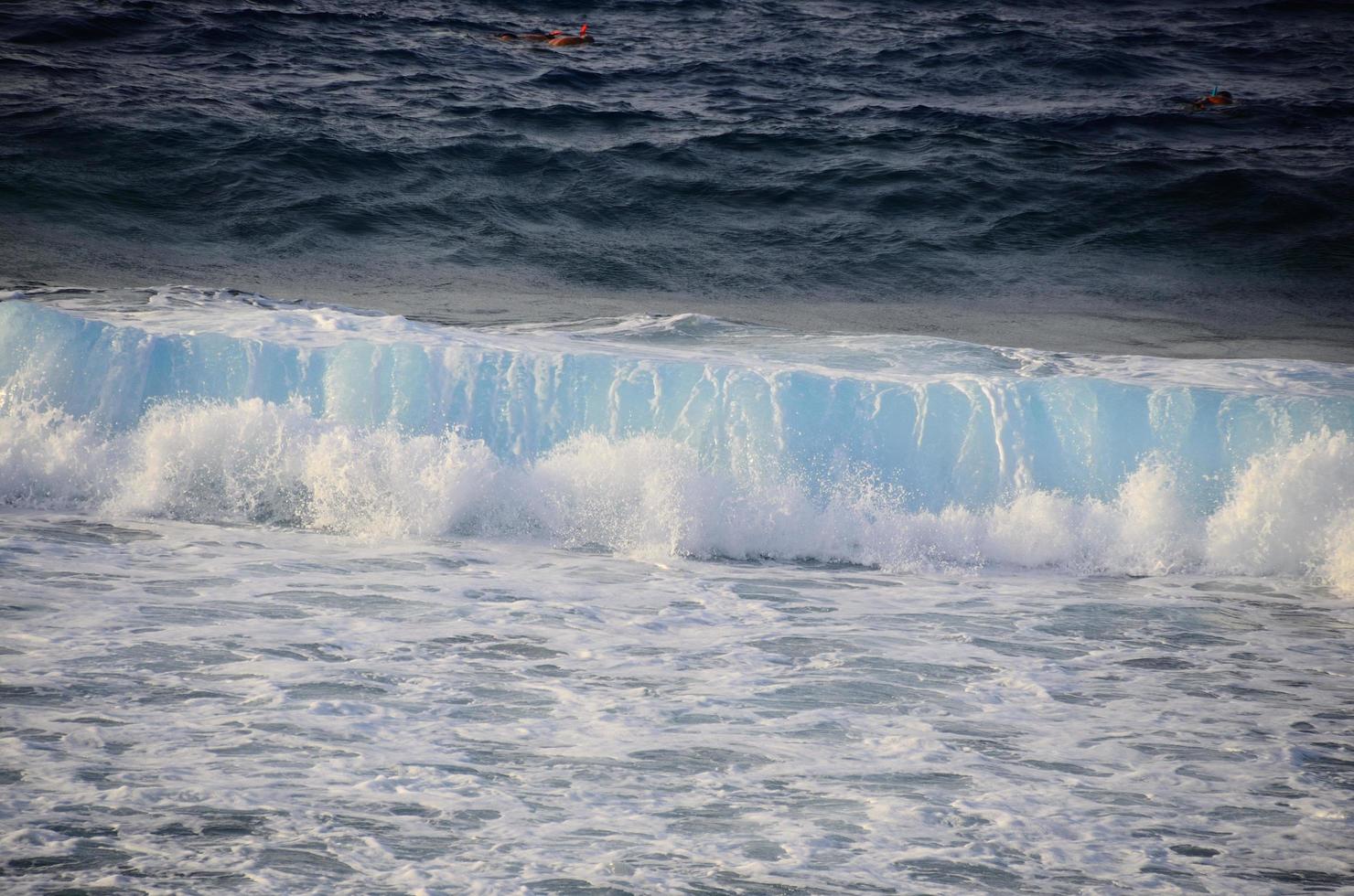 brytande våg på stranden foto