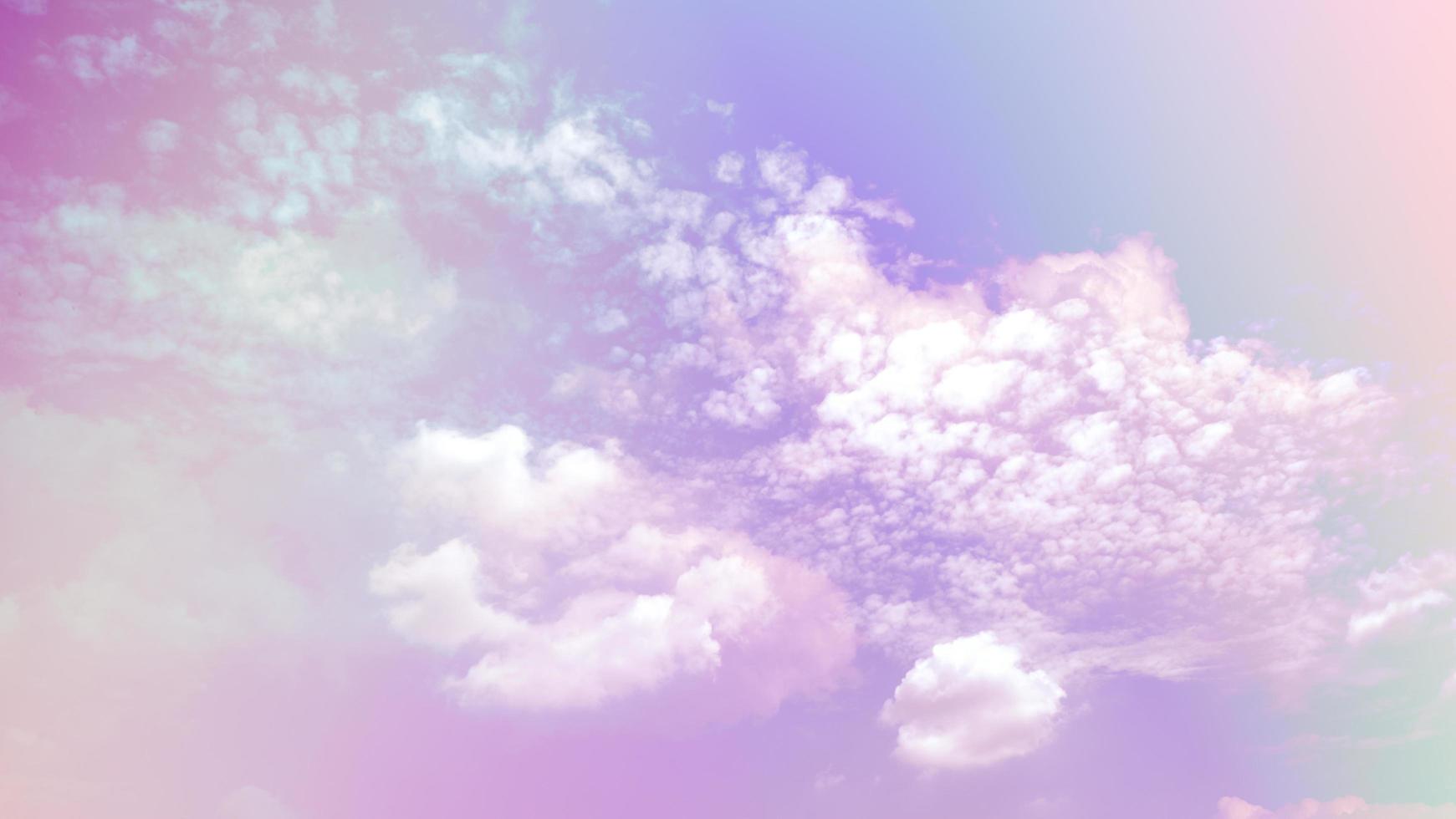 skönhet söt pastell lila färgglad med fluffiga moln på himlen. flerfärgad regnbågsbild. abstrakt fantasi växande ljus foto