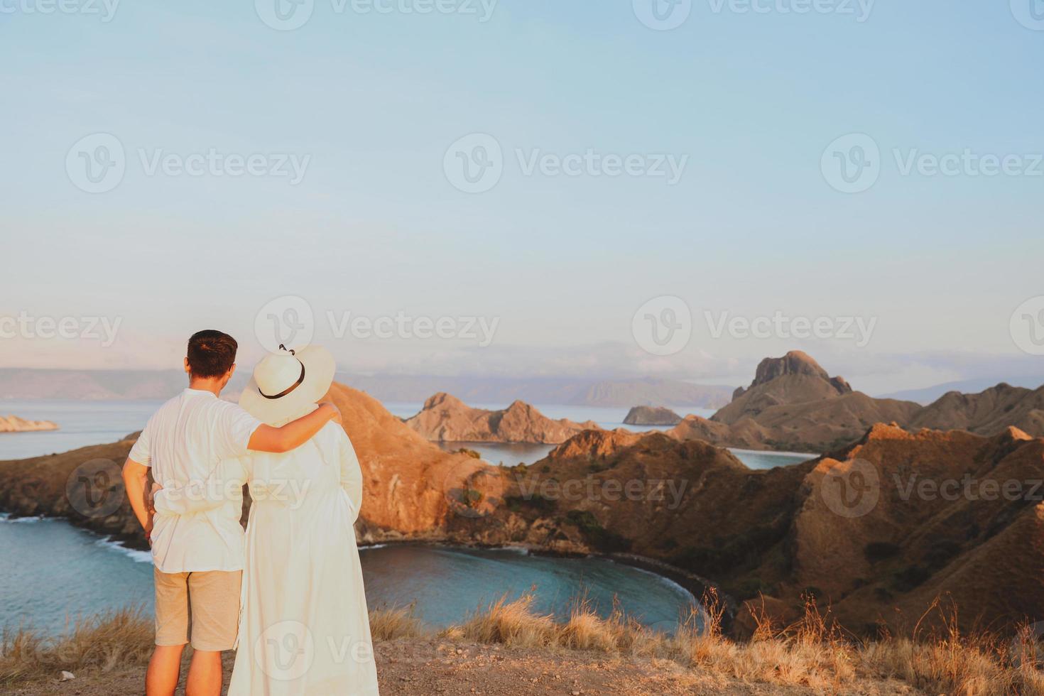 romantiska par vacker utsikt över havet och kullen på ön Padar med utrymme foto