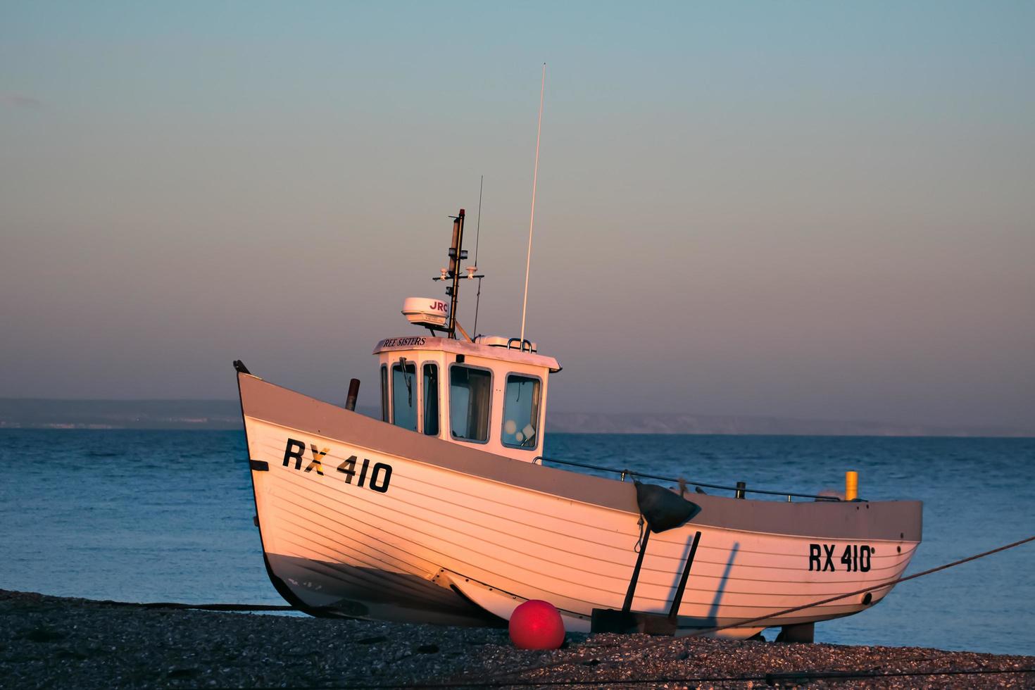 fiskebåt på dungeness beach foto