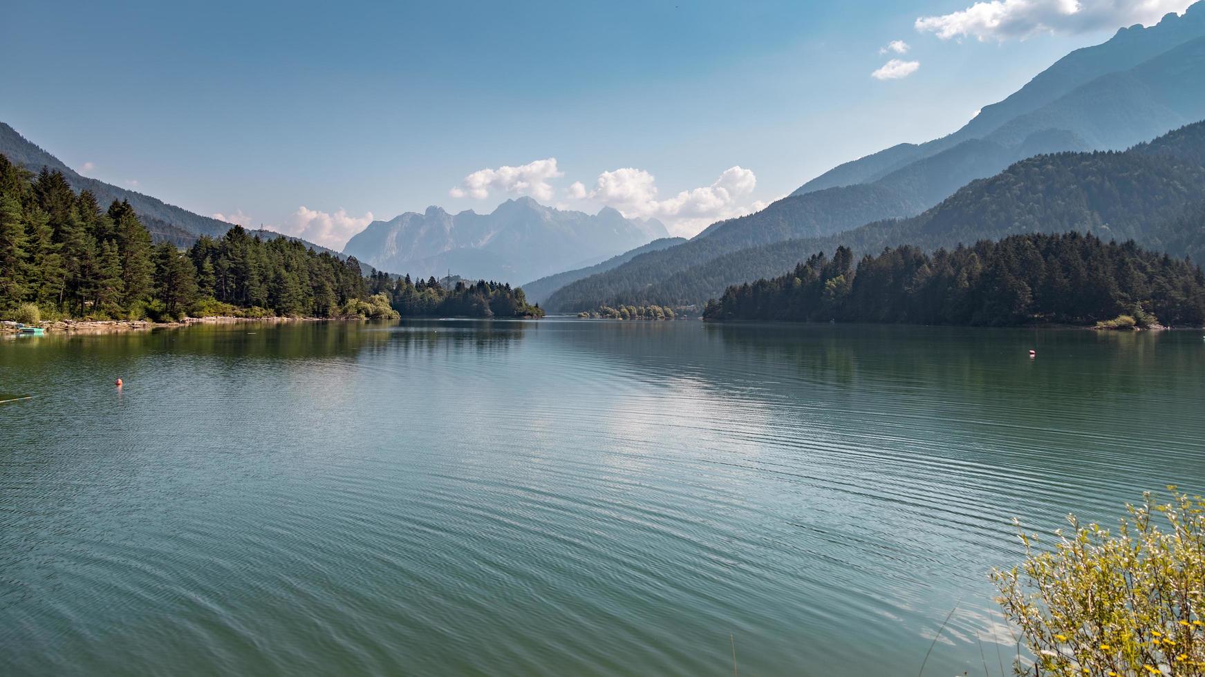 calalzo, Italien, 2021. fiske- och vattensportsjö i Calalzo di Cadore, Veneto, Italien den 10 augusti 2020 foto