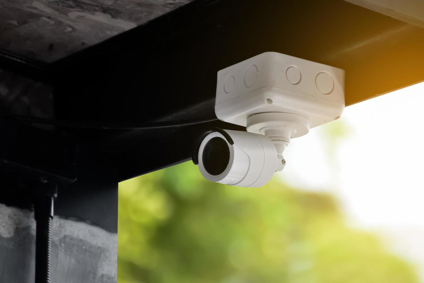 mini CCTV-kameror installerade på väggen utanför huset för att spela in och göra säkerhet hemma när husägaren vistades utanför, mjukt och selektivt fokus på CCTV-kameror. foto