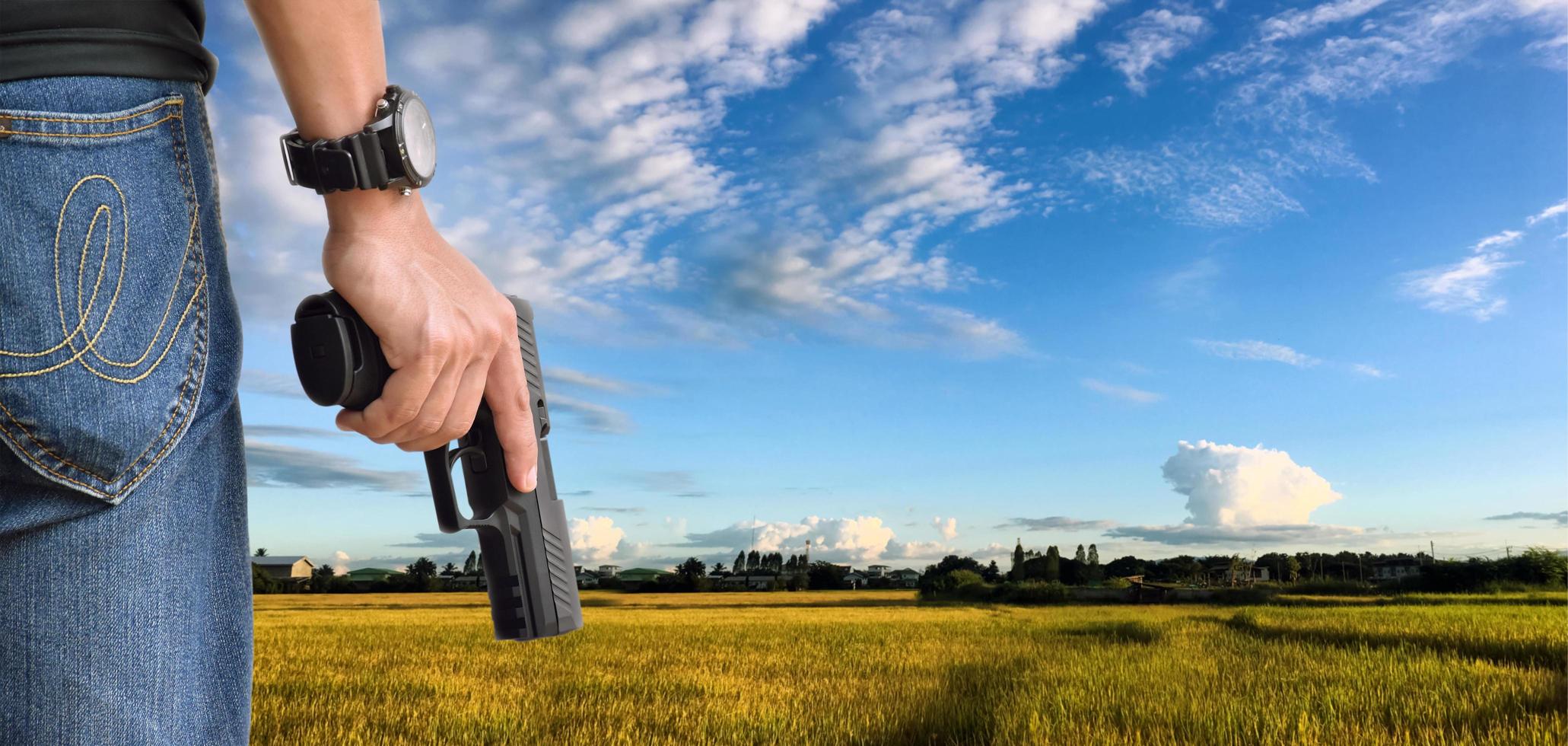 9 mm automatisk pistol som håller i höger hand på skytten, koncept för säkerhet, rån, gangster, livvakt runt om i världen. selektivt fokus på pistol. foto