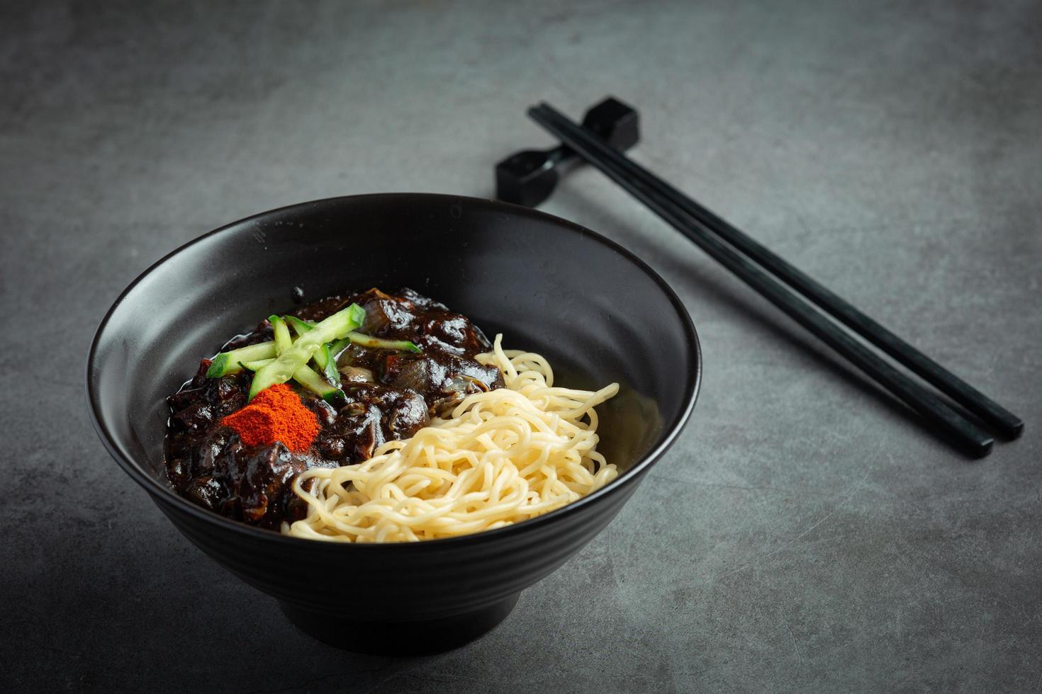 koreansk mat. jajangmyeon eller nudel med jäst sås av svarta bönor foto