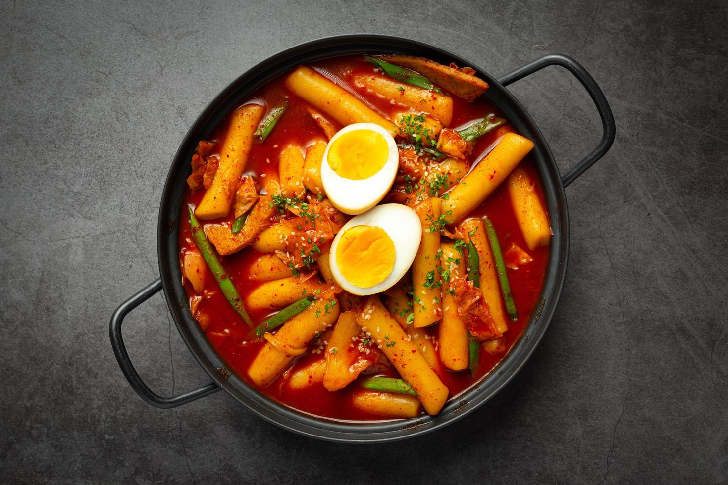 ostliknande tokbokki koreansk traditionell mat på svart tavla bakgrund. lunchrätt. foto