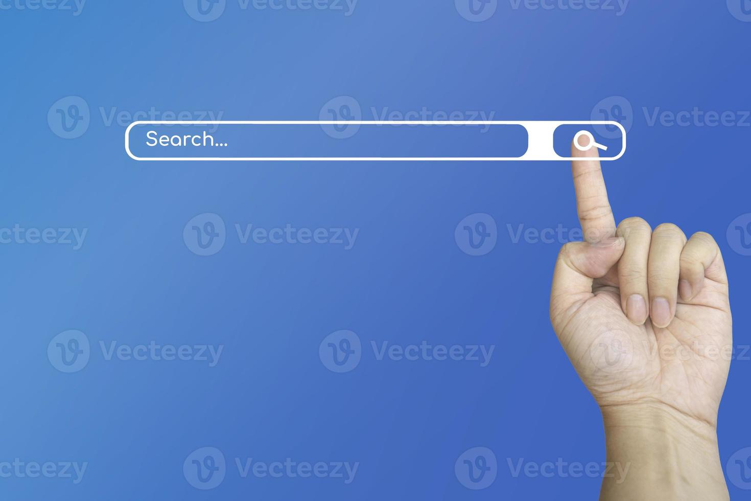 hand med ett fingertryck på söksymbolen på internet för att söka informationsdata på blå bakgrund. foto
