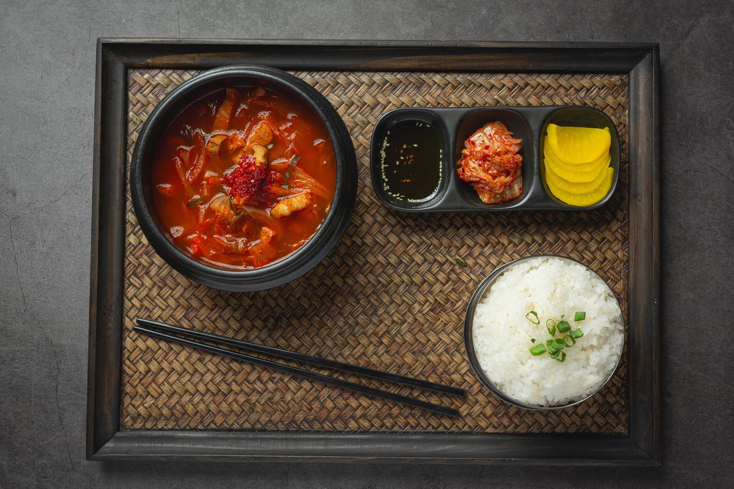 kimchi jikae eller kimchi soppa redo att ätas i skål foto