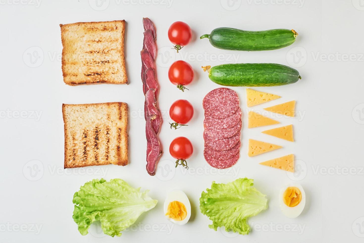 smörgås ingredienser på en vit bakgrund, ovanifrån foto