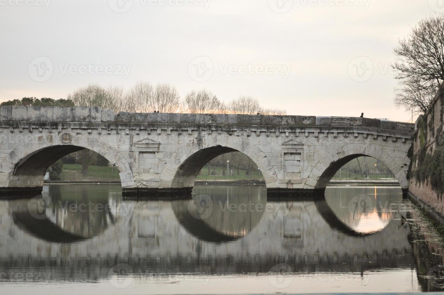 romerska bron i rimini foto