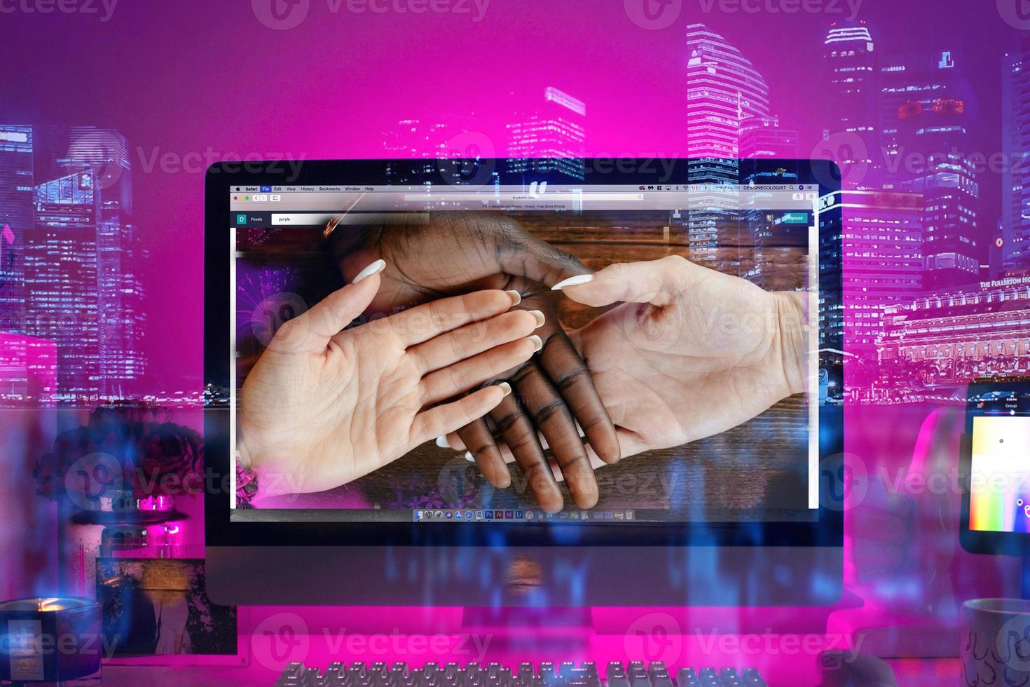 affärspartnerskap handslag online koncept. foto två kollegor handskakning process. lyckad affär efter ett bra onlinemöte.