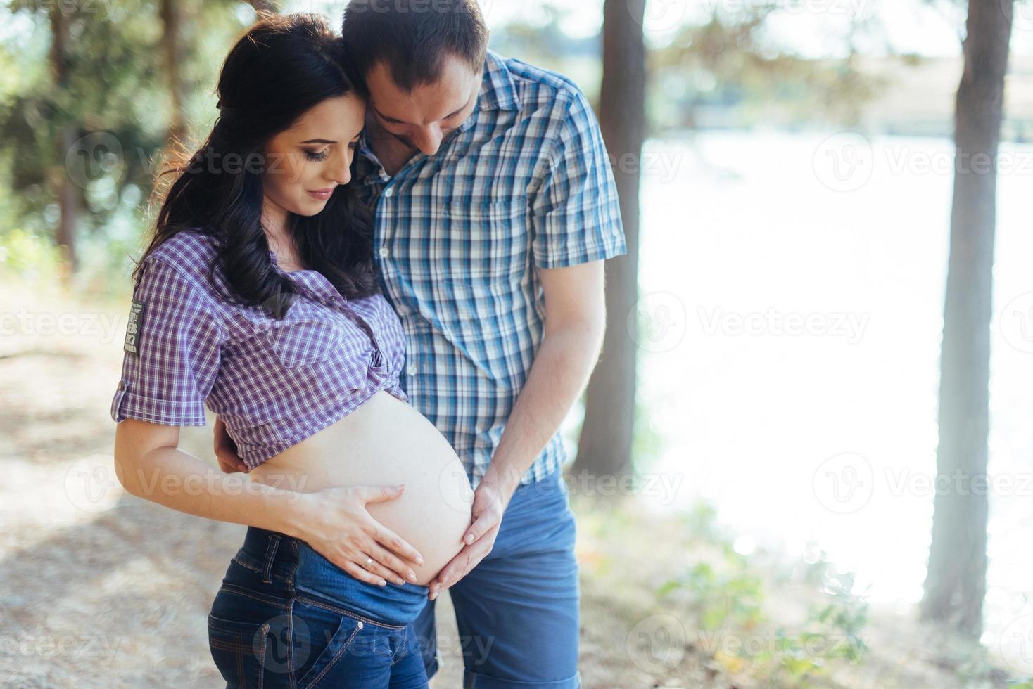 gravid kvinna med sin man som väntar på nyfödd baby. foto