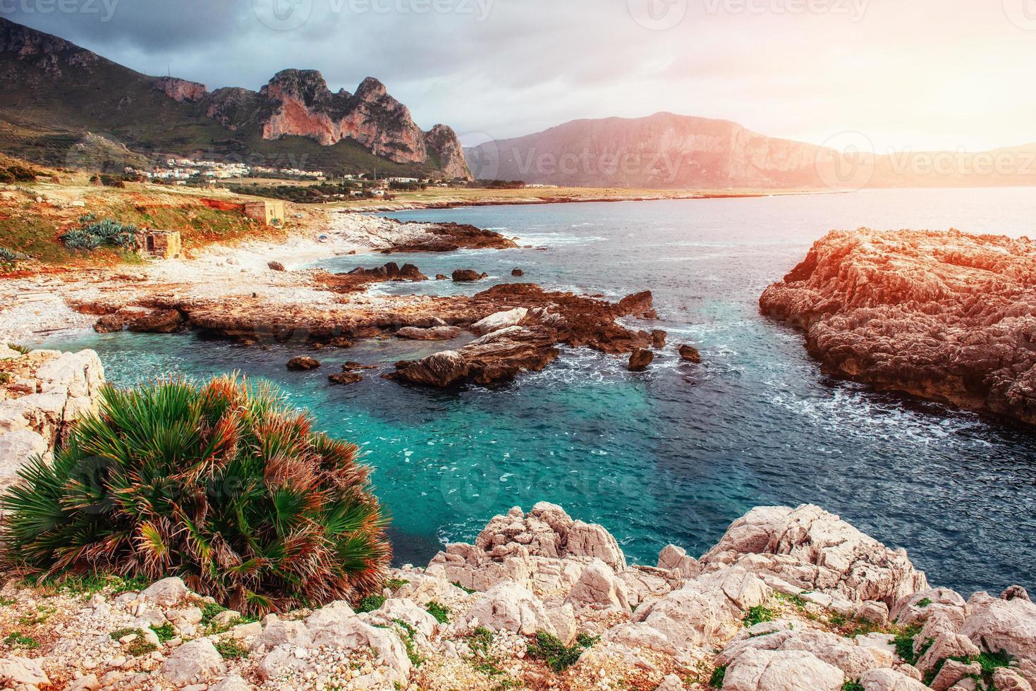 våren utsikt över kusten vid solnedgången stad trapani. Sicilien foto