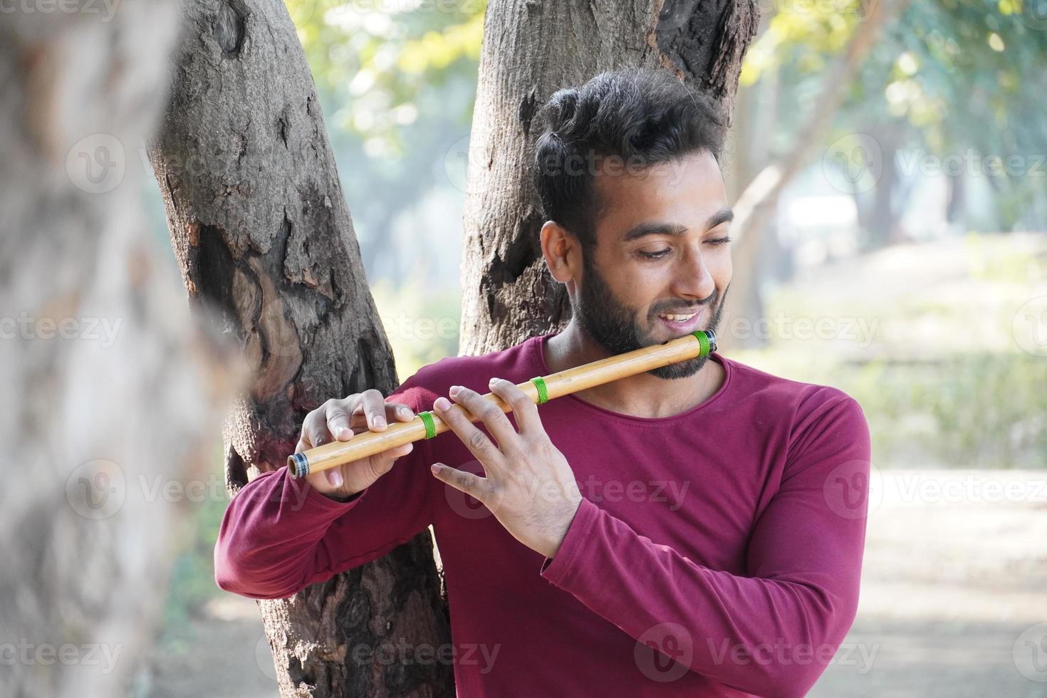 en man spelar flöjt foto