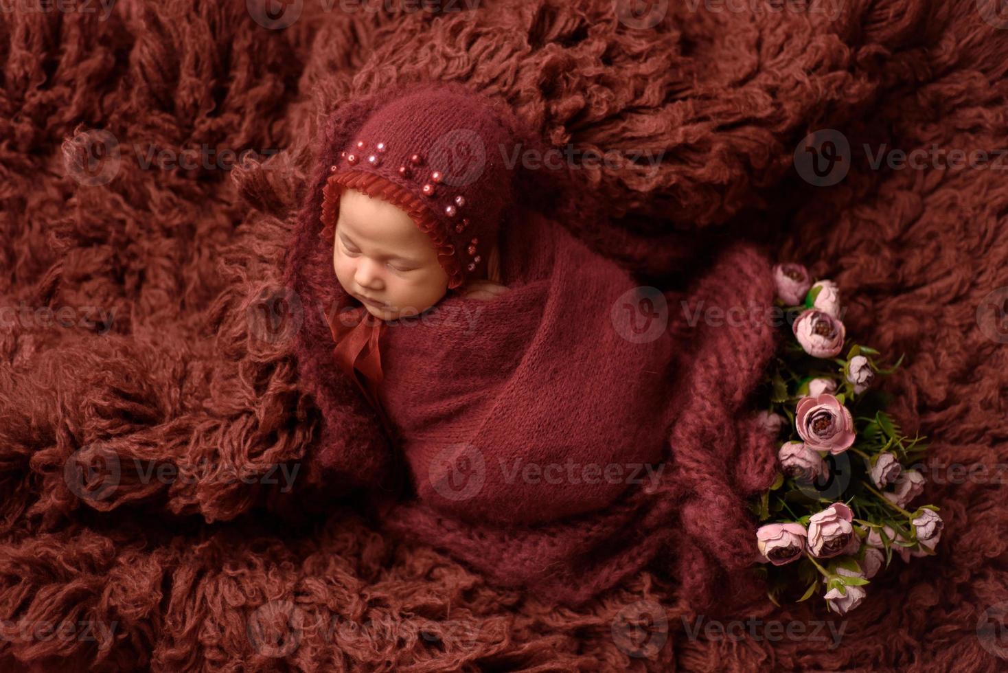 nyfödd baby sover på flockar foto