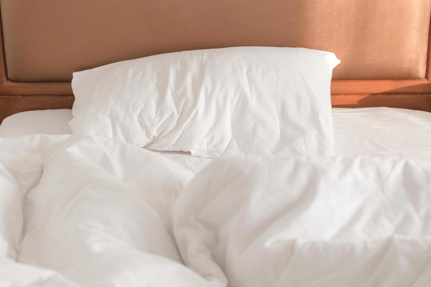vit bekväm kudde på sängdekoration interiör i sovrummet, vita kuddar för hemutrymme, komfort och sängkoncept foto