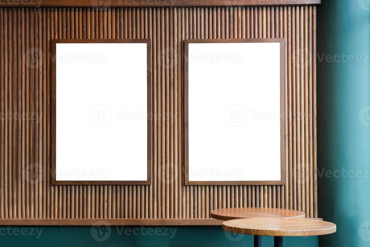 mockup-bild av tomma affischer med vit skärm för reklam, tomma fotoramar visas i kaféet för din design foto