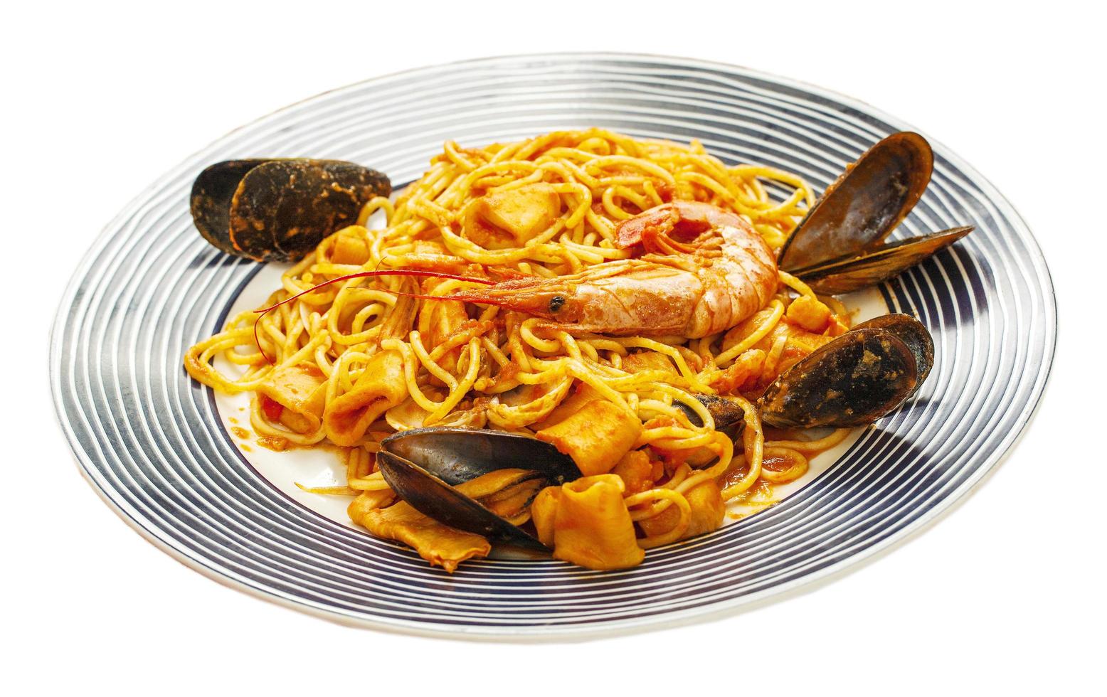pasta med skaldjur på en vit bakgrund foto