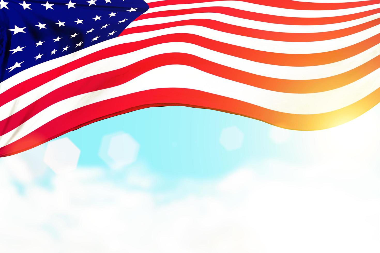 amerikanska flaggan på himmel bakgrund. usa valdagen foto