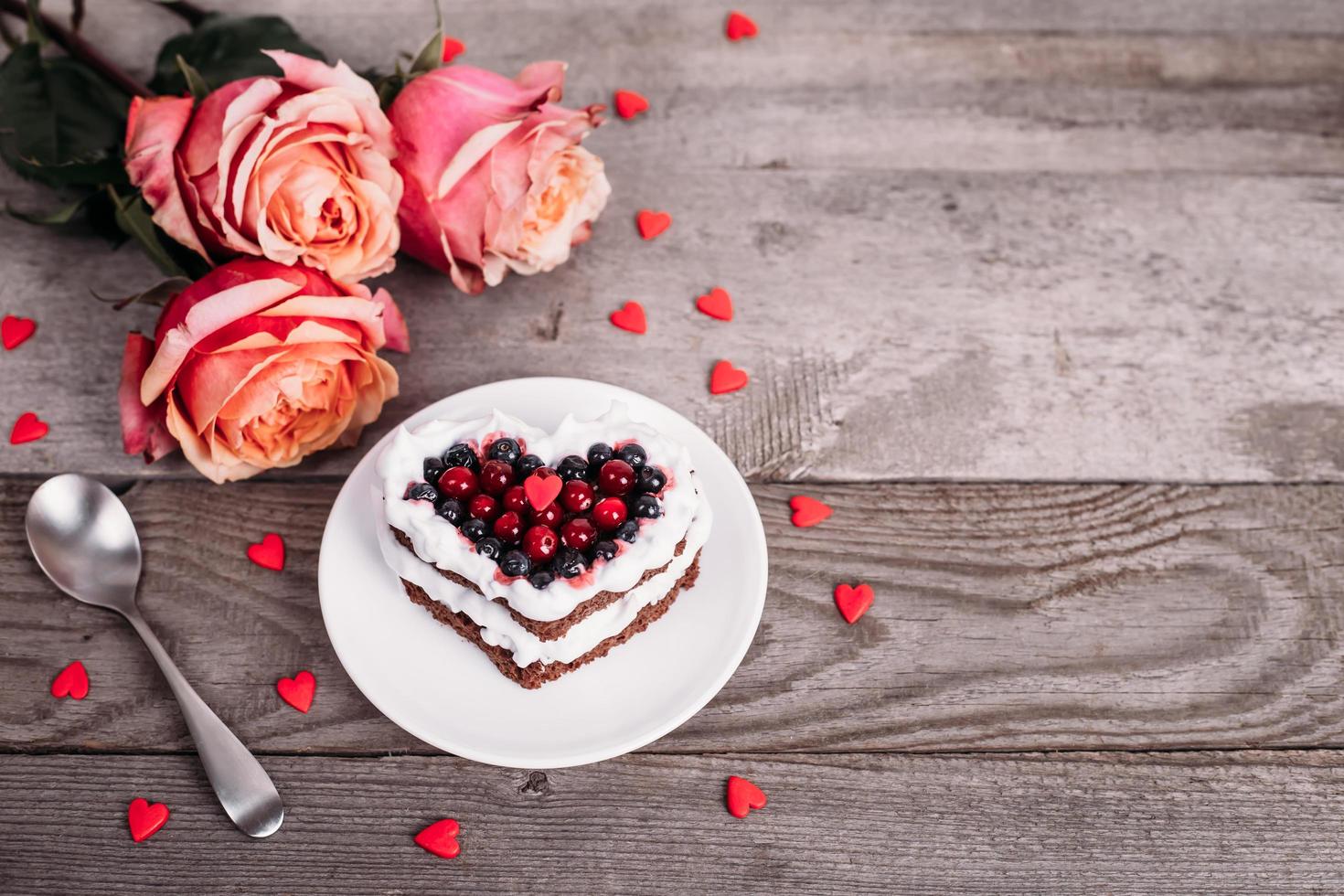 hjärtformad tårta dekorerad med röda vinbär foto