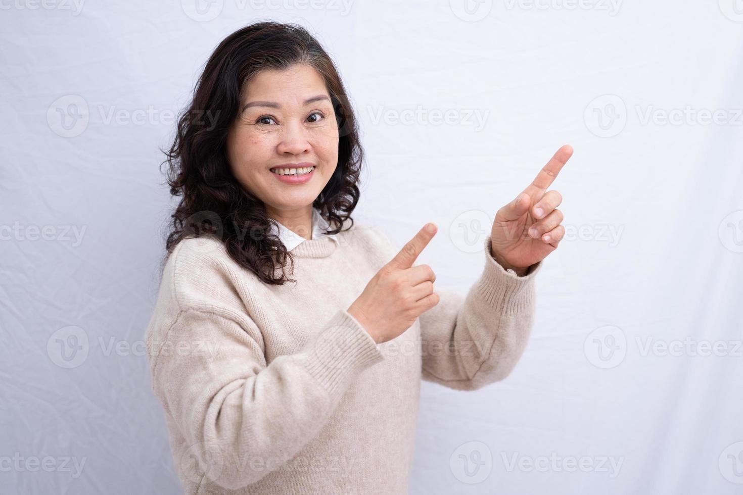 porträtt av senior asiatisk kvinna på vit bakgrund foto
