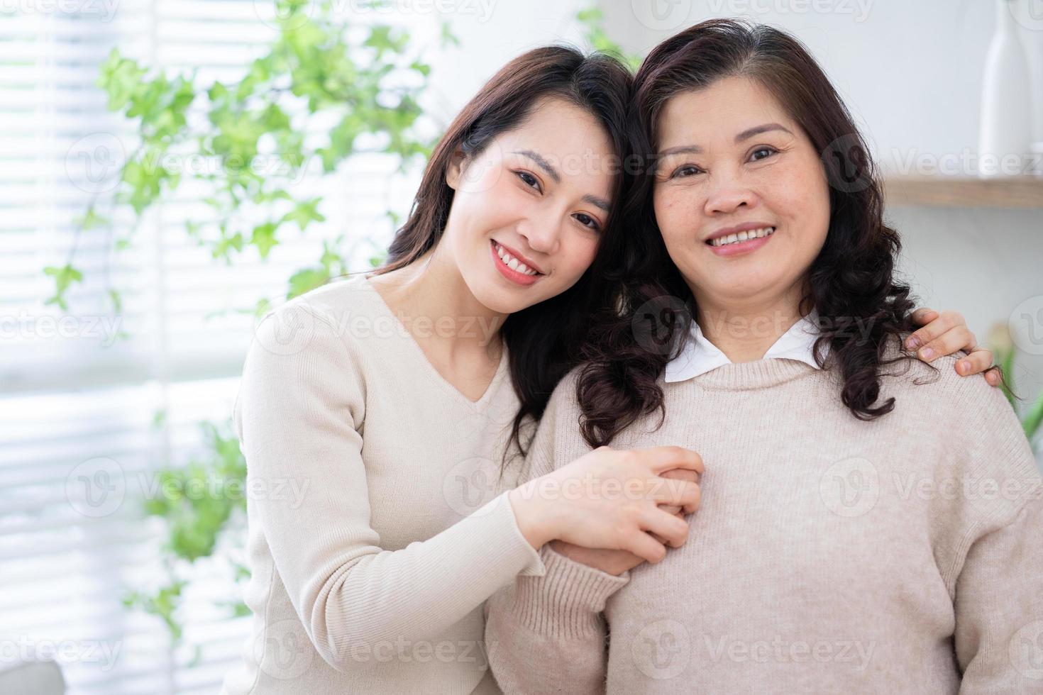 bild av asiatisk mor och dotter hemma foto