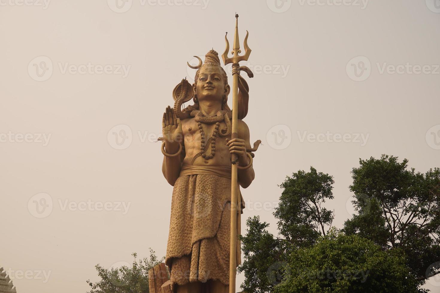 lord shiva, magnifik och hög staty av mahadev foto